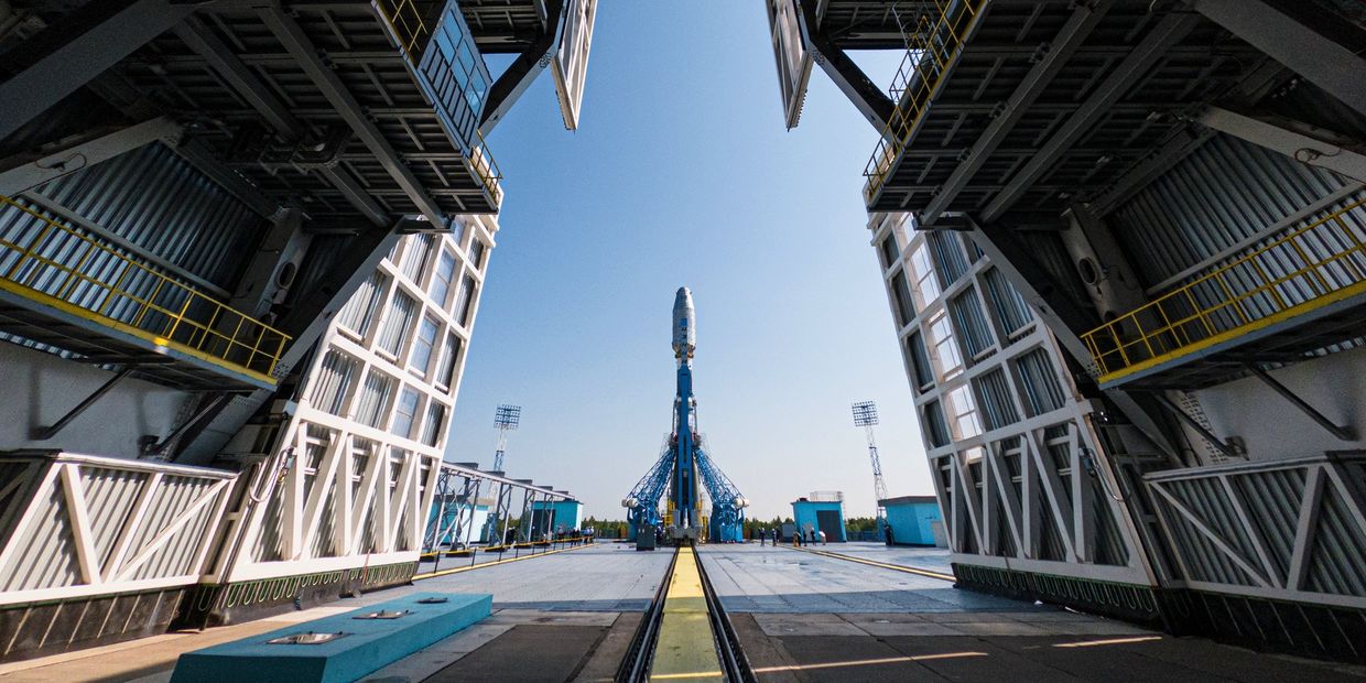 РН Союз-2.1б установлена на стартовом столе космодрома Восточный 