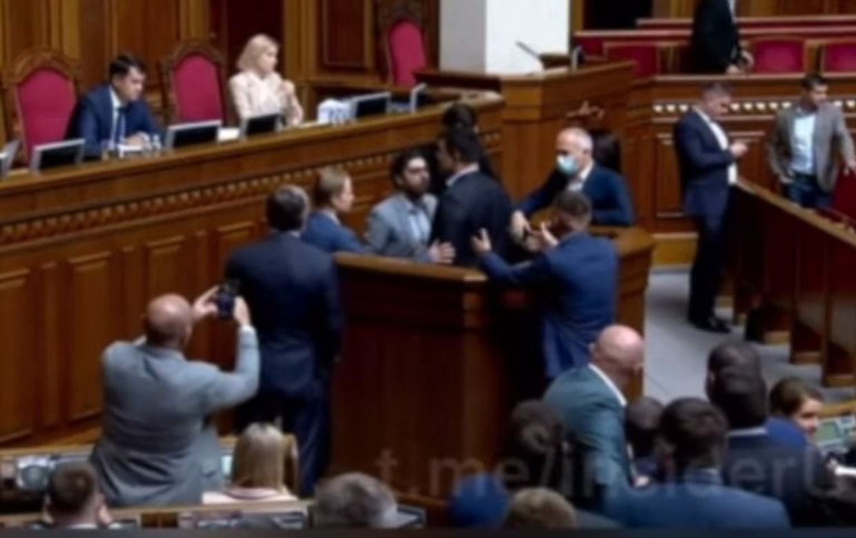 Первая драка сезона в Раде: Зеленский превратил страну в мафию
