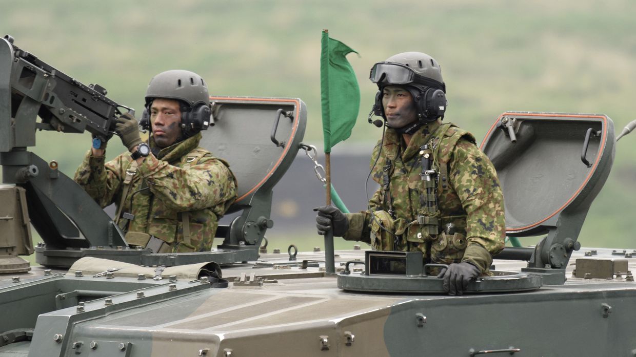 Экипаж самоходной гаубици Type 99 Cил самообороны Японии на ежегодных учениях