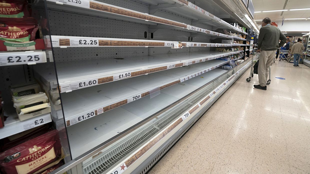 Пустые полки в супермаркете Tesco в Манчестере, Великобритания