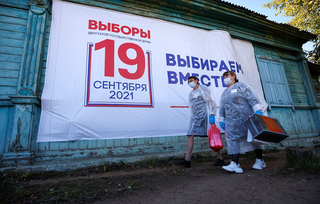 Члены местной избирательной комиссии в селе Тарбагатай