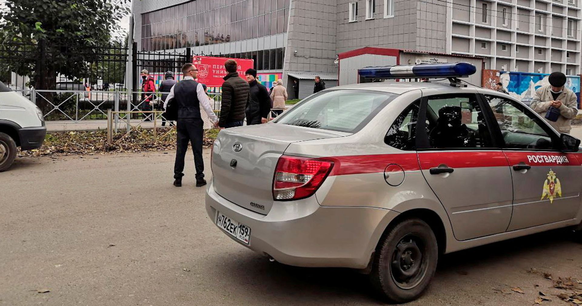У Пермского государственного национального исследовательского университета, где вооруженный молодой человек открыл стрельбу - ИноСМИ, 1920, 20.09.2021