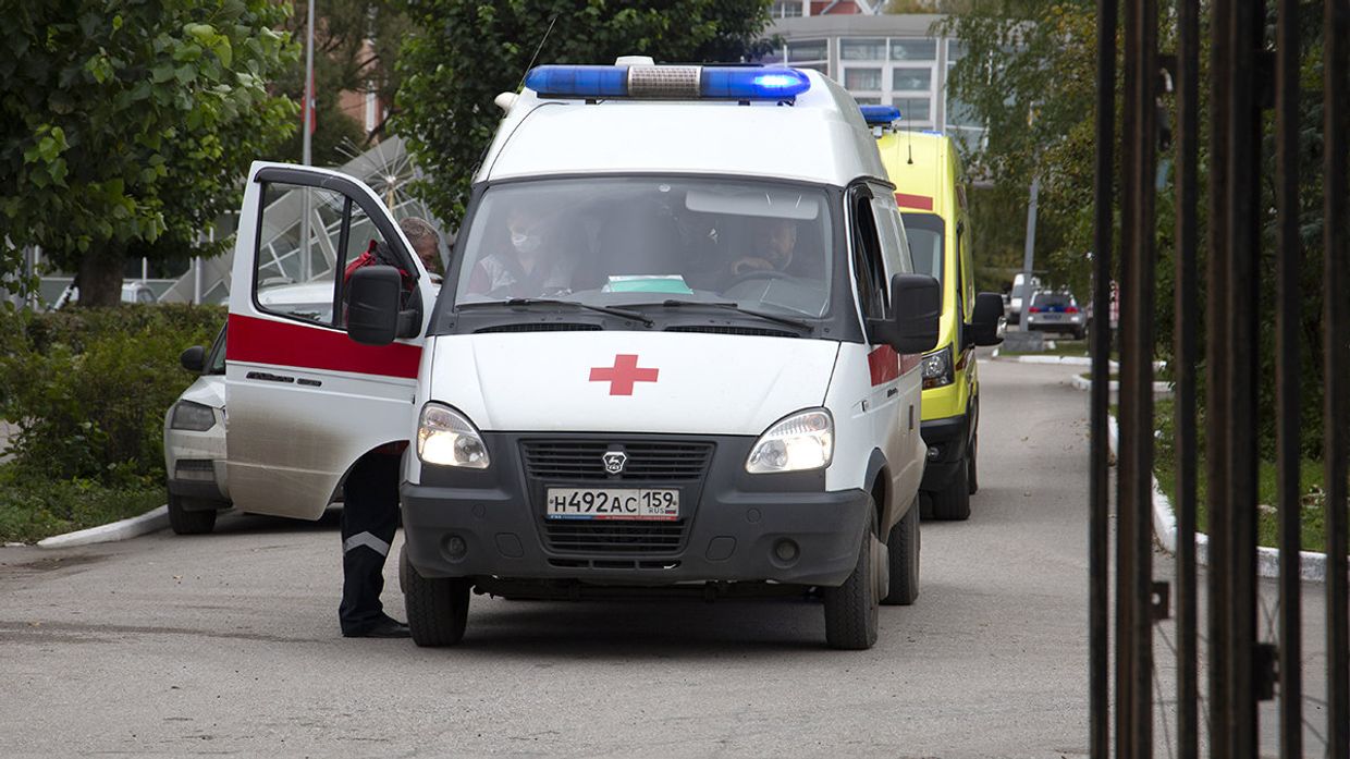 Машина скорой помощи у Пермского государственного университета