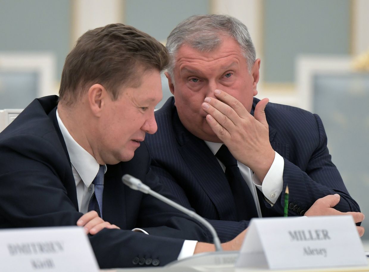 Председатель правления компании Газпром Алексей Миллер (слева) и главный исполнительный директор, председатель правления, заместитель председателя совета директоров ПАО НК Роснефть Игорь Сечин