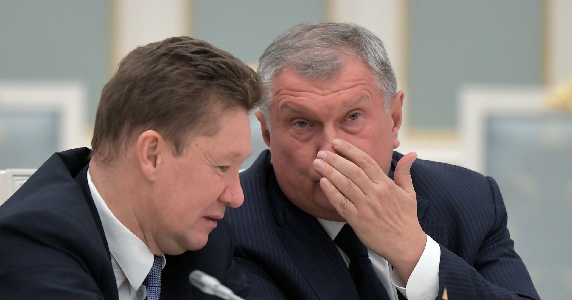 Председатель правления компании Газпром Алексей Миллер (слева) и главный исполнительный директор, председатель правления, заместитель председателя совета директоров ПАО НК Роснефть Игорь Сечин - ИноСМИ, 1920, 28.09.2021