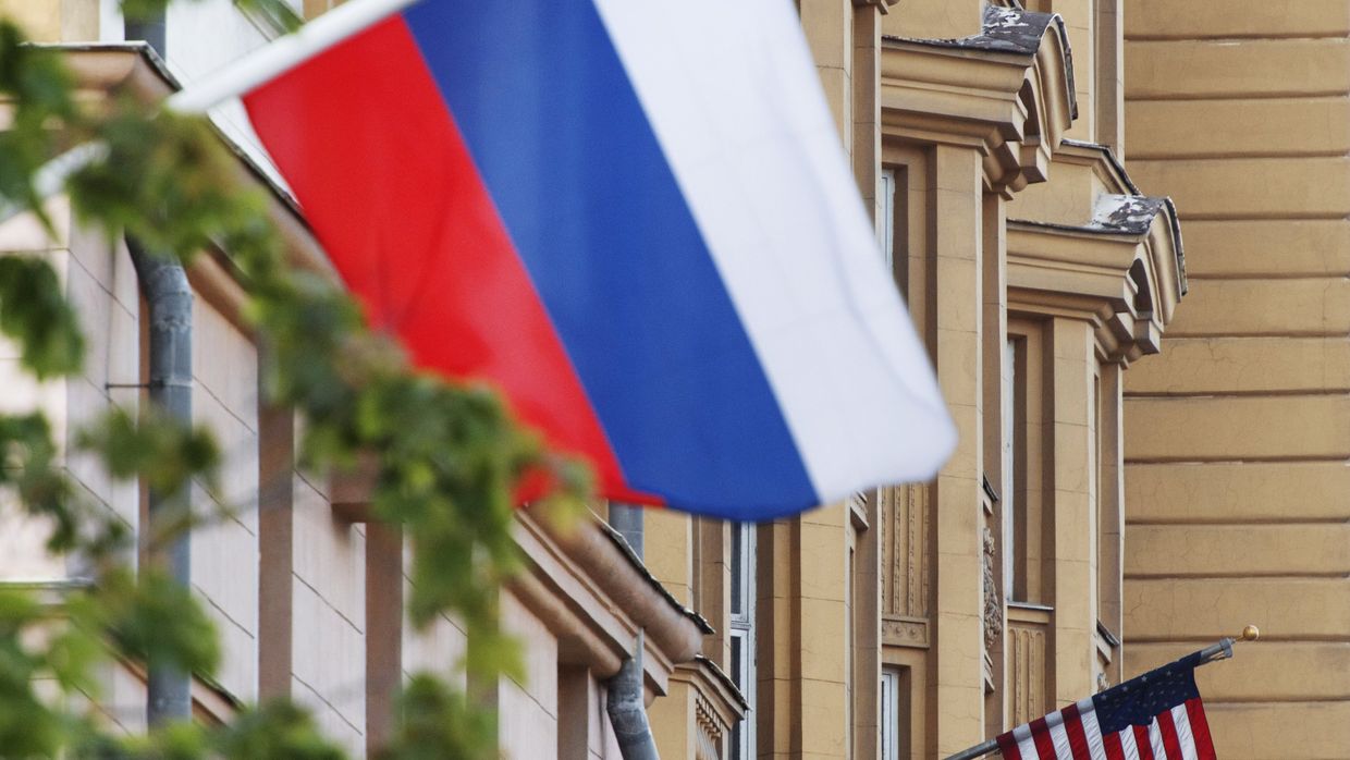 Государственные флаги России и США