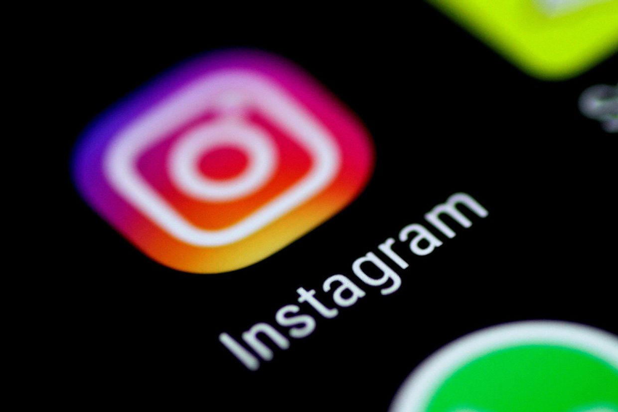 Иконка приложение Instagram на экране смартфона