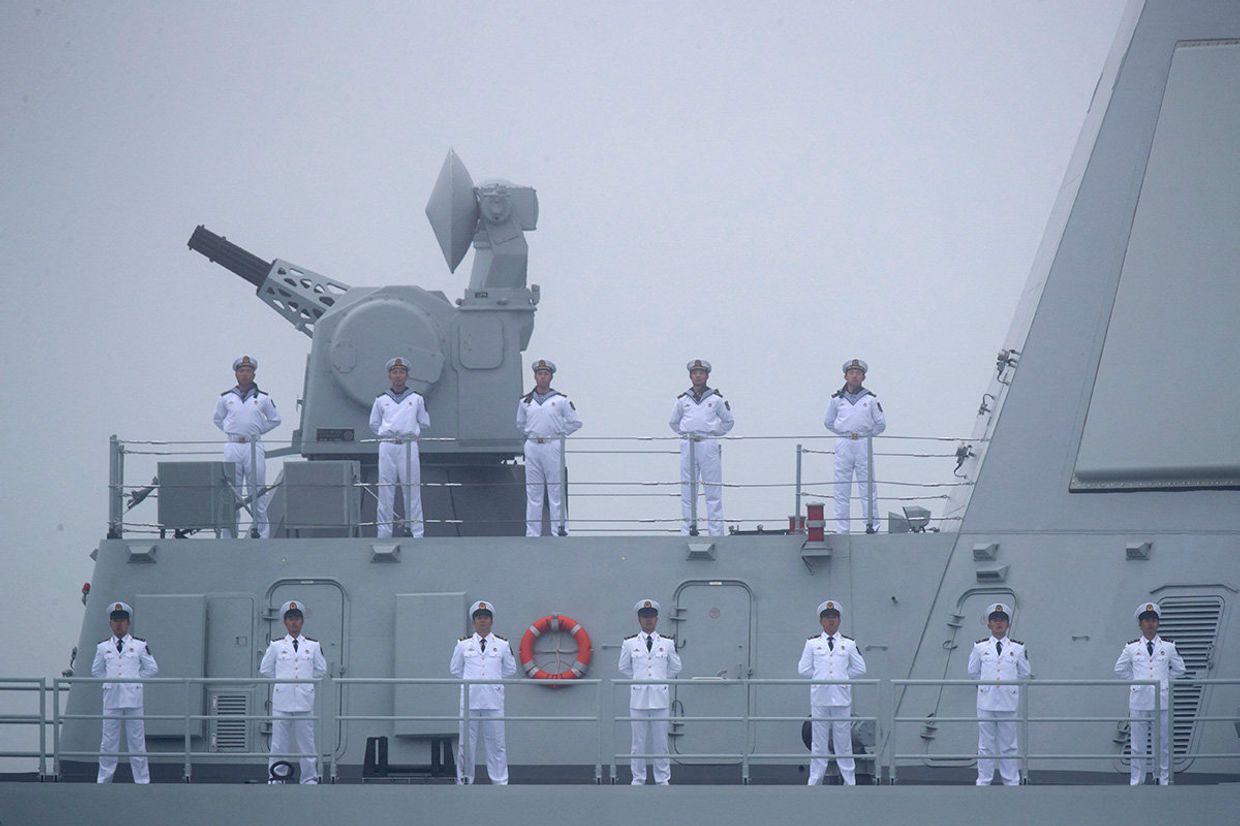 Моряки на палубе ракетного эсминца типа 055 Наньчан Военно-морского флота Народно-освободительной армии Китая
