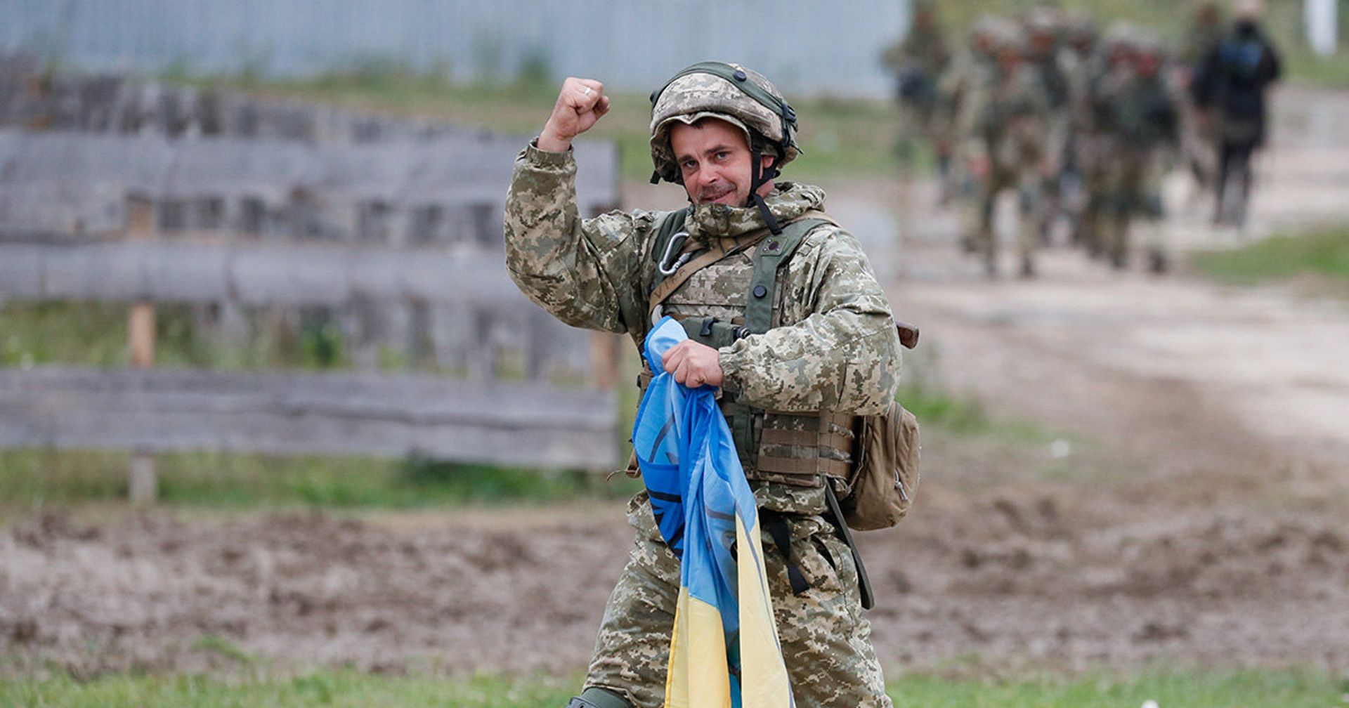 Украинский военнослужащий с национальным флагом - ИноСМИ, 1920, 13.10.2021