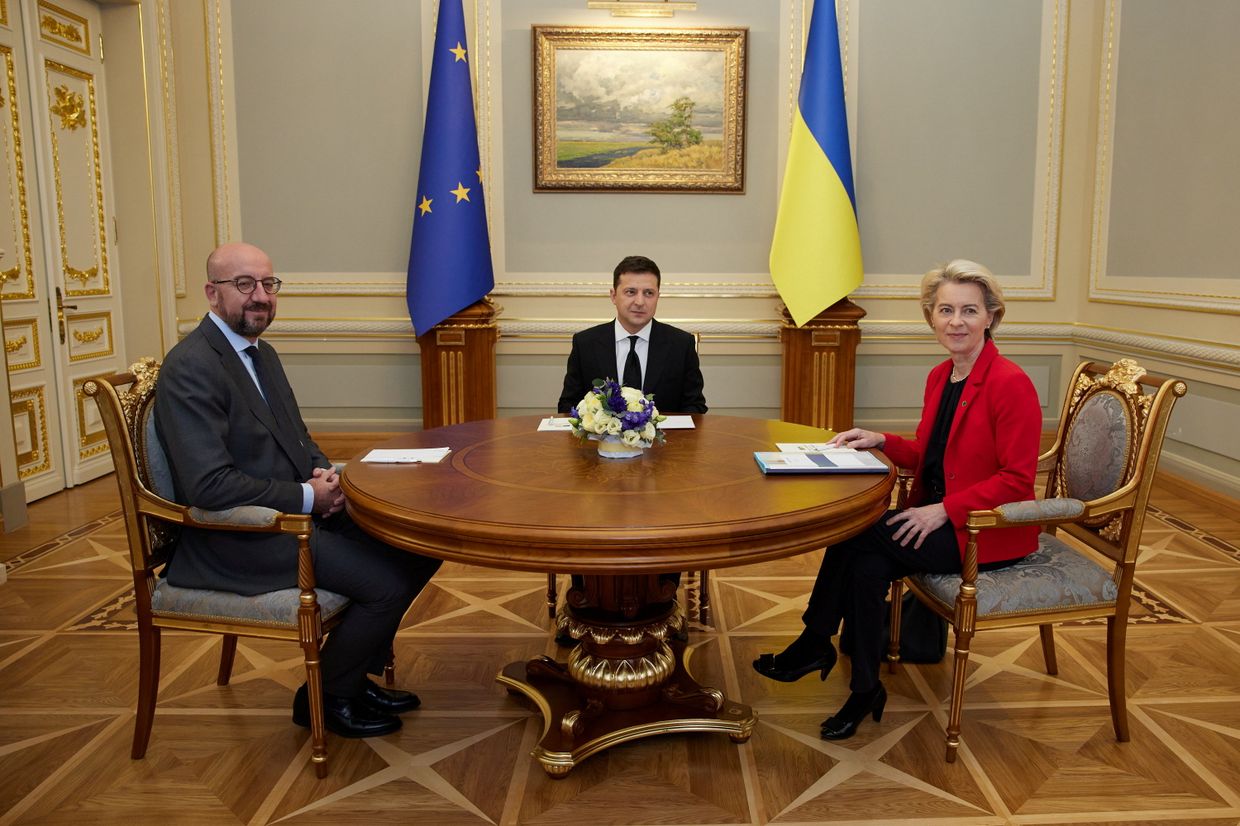 Президент Украины Владимир Зеленский, президент Европейской комиссии Урсула фон дер Ляйен и президент Европейского Совета Шарль Мишель
