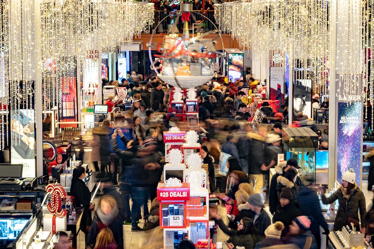 Посетители магазина Macy's в день распродажи в Нью-Йорке