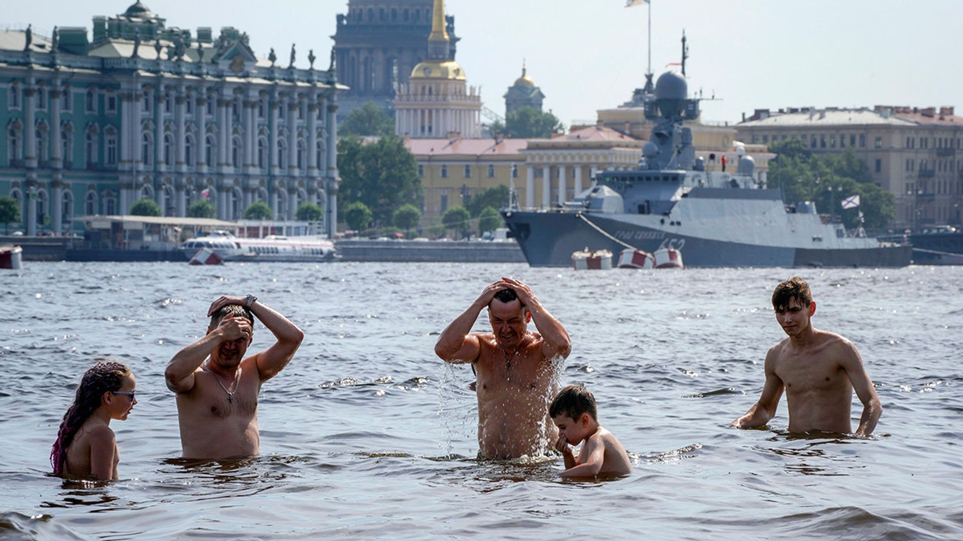 Люди купаются в Неве на пляже Петропавловской крепости в Санкт-Петербурге - ИноСМИ, 1920, 09.07.2022