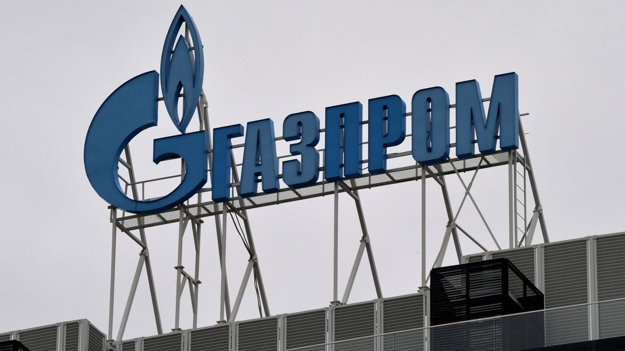 Вывеска на офисе ПАО Газпром