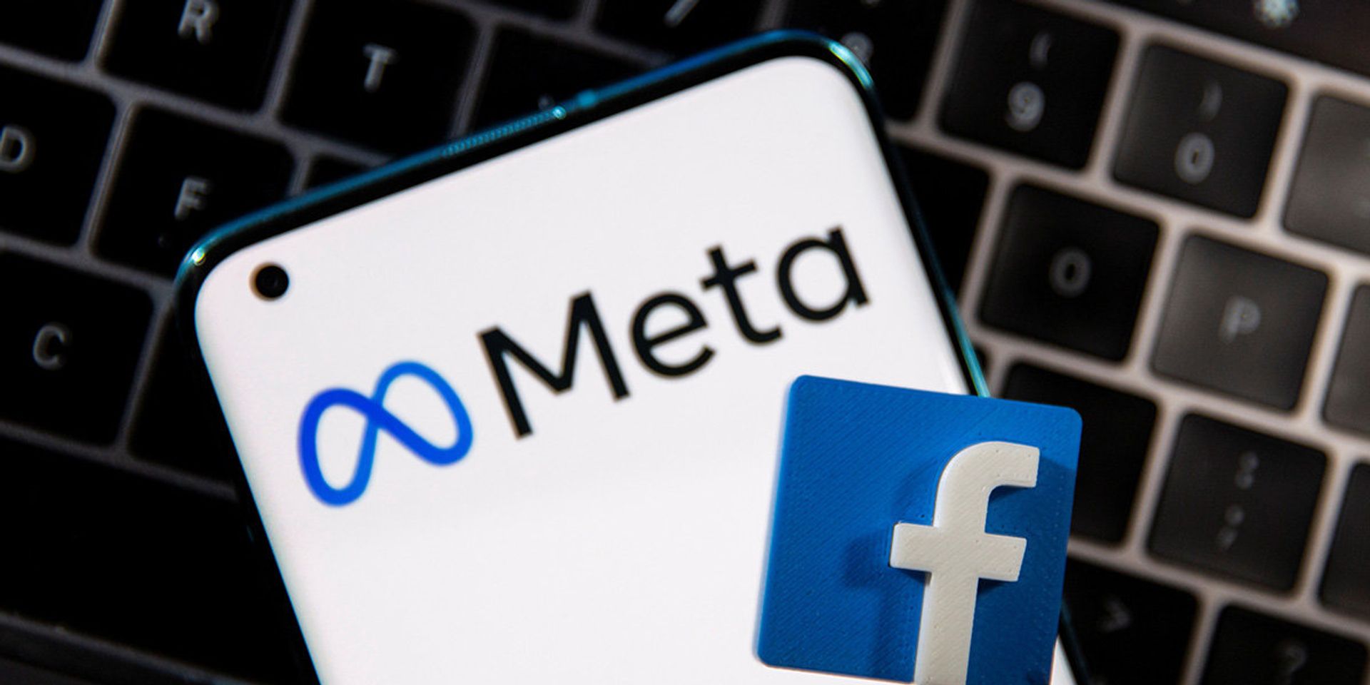 Логотип Meta на экране смартфона - ИноСМИ, 1920, 29.10.2021