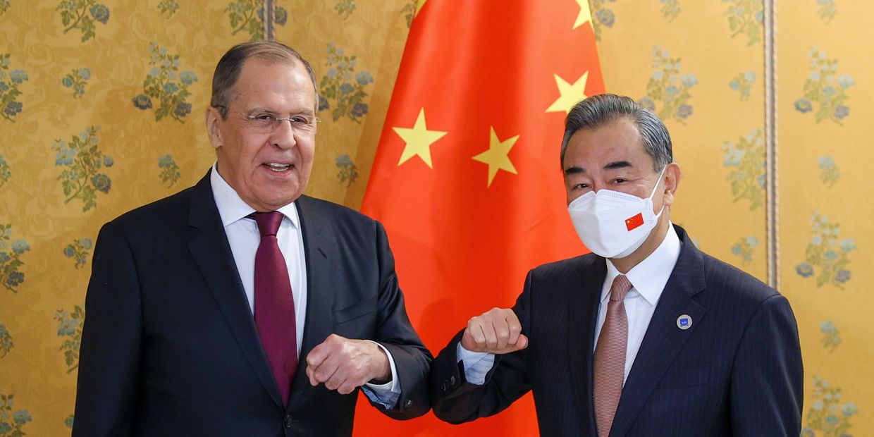 Сергей Лавров и Ван И во время встречи на полях саммита G-20