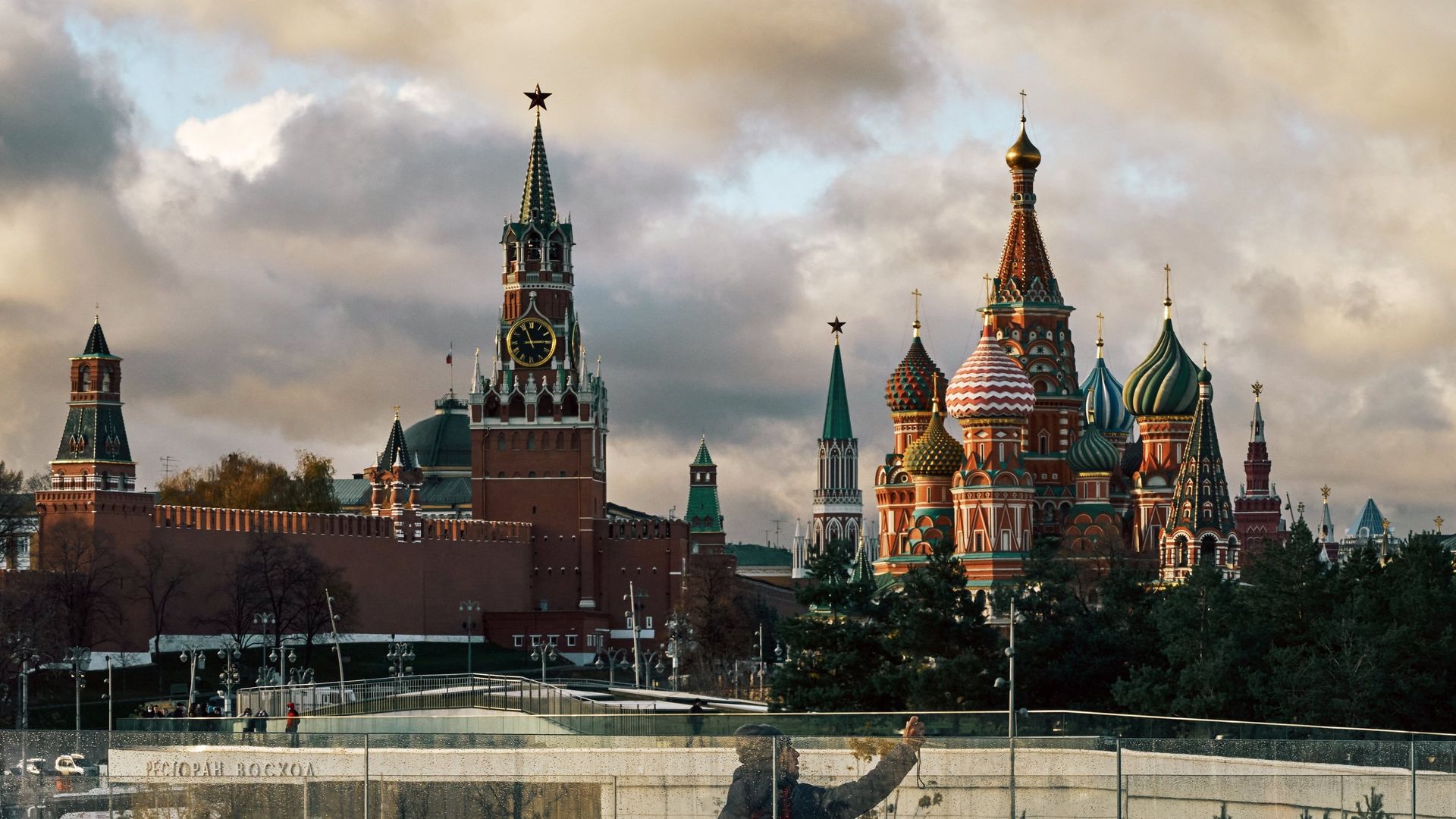 Спасская башня Московского Кремля и Покровский собор - ИноСМИ, 1920, 04.05.2023