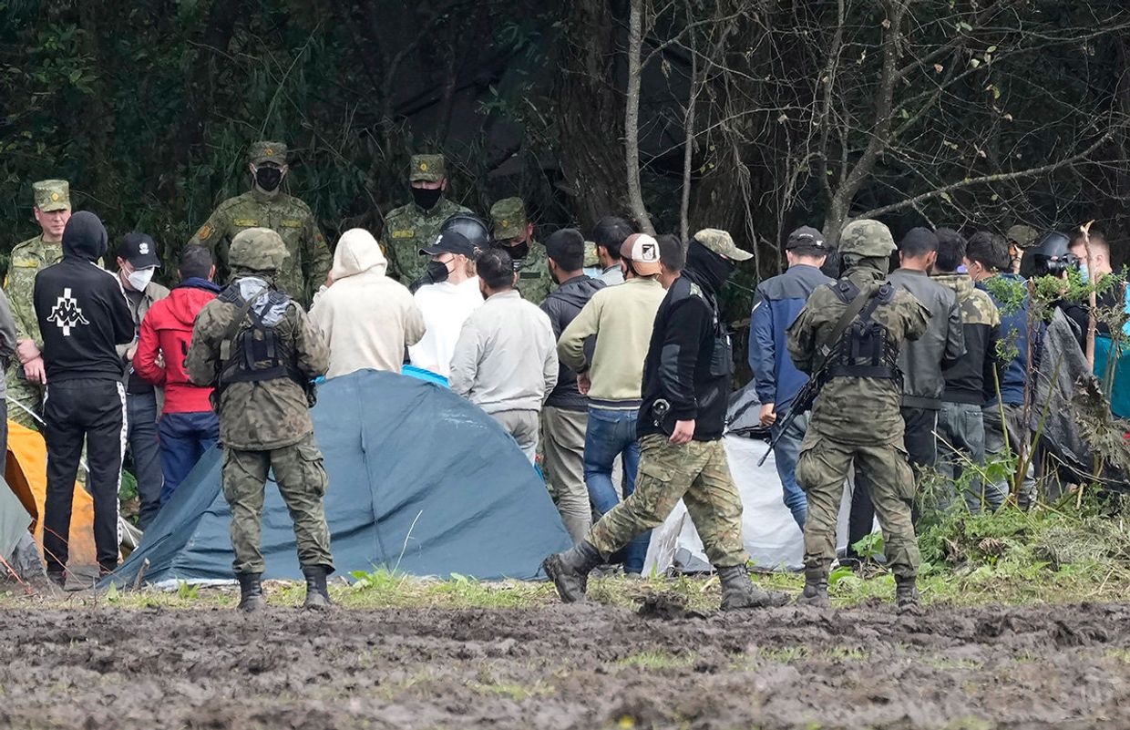 Польские силы безопасности блокируют мигрантов на границе с Беларусью в Уснарзе Горном