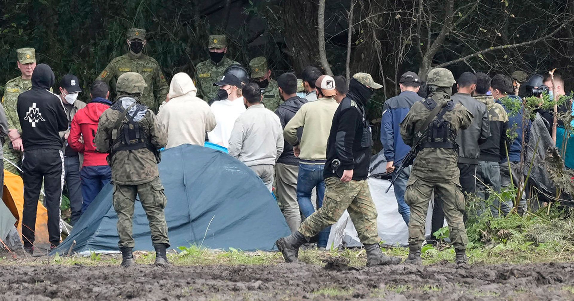 Польские силы безопасности блокируют мигрантов на границе с Беларусью в Уснарзе Горном - ИноСМИ, 1920, 11.11.2021