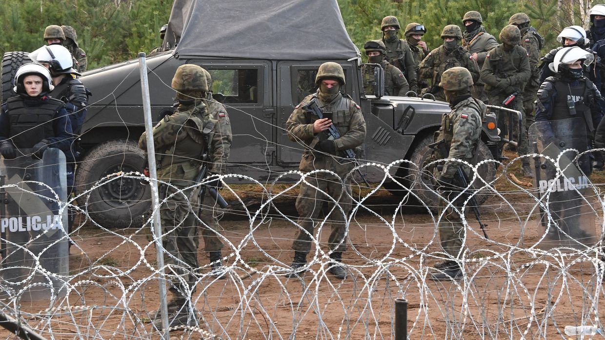 Сотрудники польской полиции и военные у лагеря нелегальных мигрантов на белорусско-польской границе
