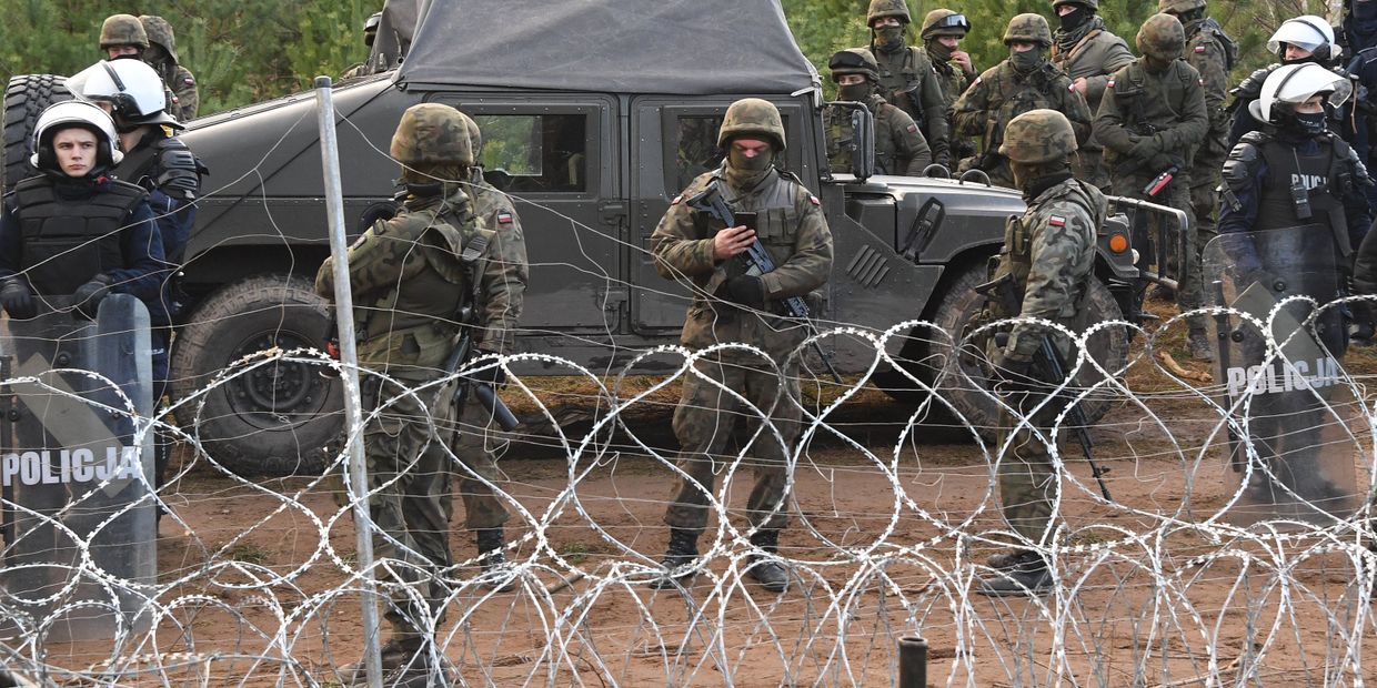 Сотрудники польской полиции и военные у лагеря нелегальных мигрантов на белорусско-польской границе
