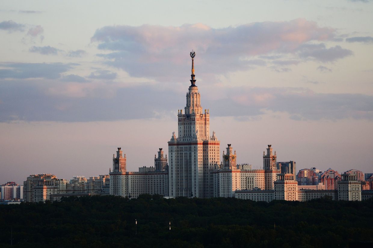 Вид на здание МГУ Вид на здание МГУ
