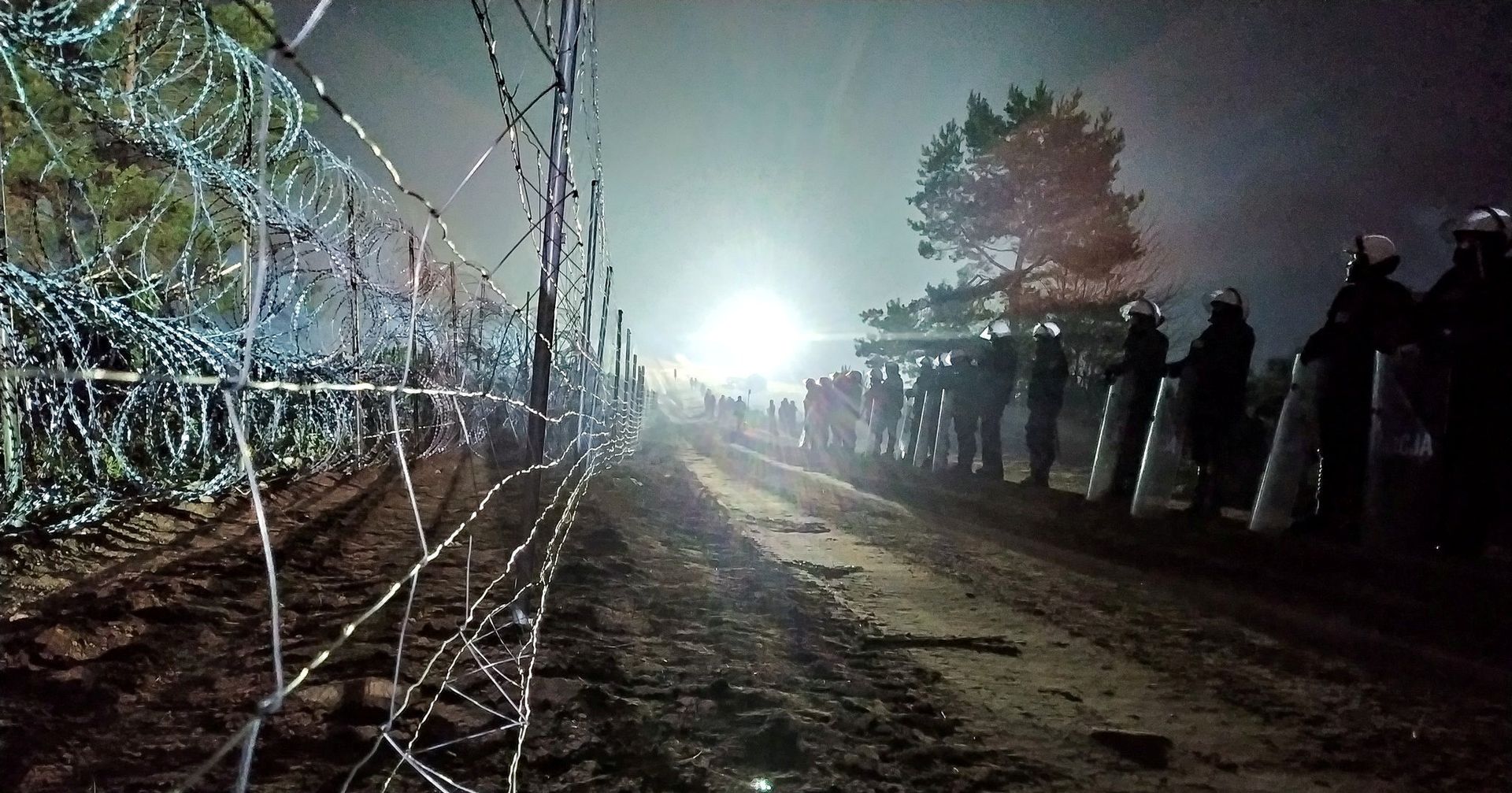 Полиция на белорусско-польской границе близ Кузницы, Польша - ИноСМИ, 1920, 16.11.2021