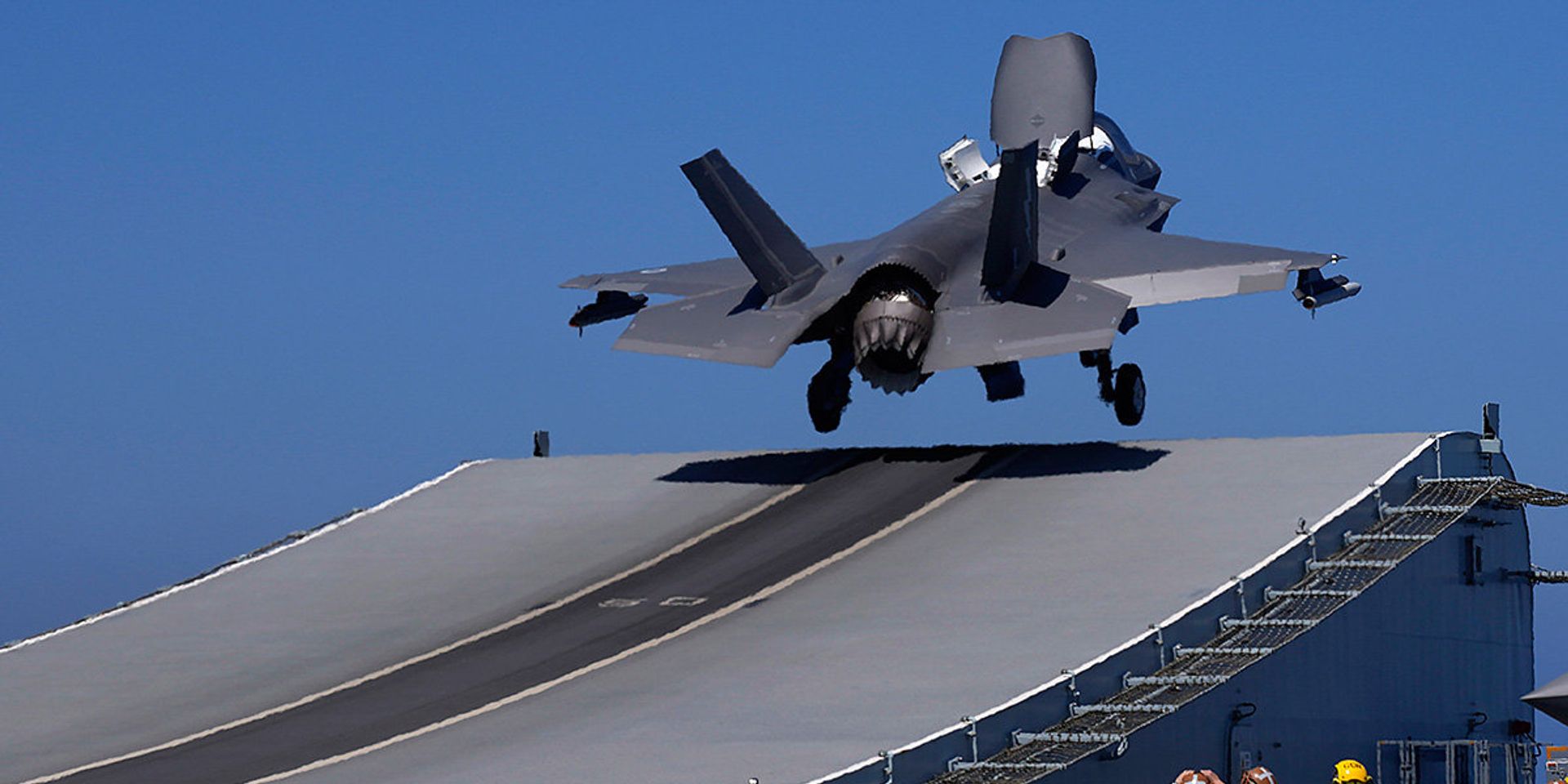 Истребитель F-35B взлетает с авианосца HMS Queen Elizabeth в Средиземном море - ИноСМИ, 1920, 19.11.2021