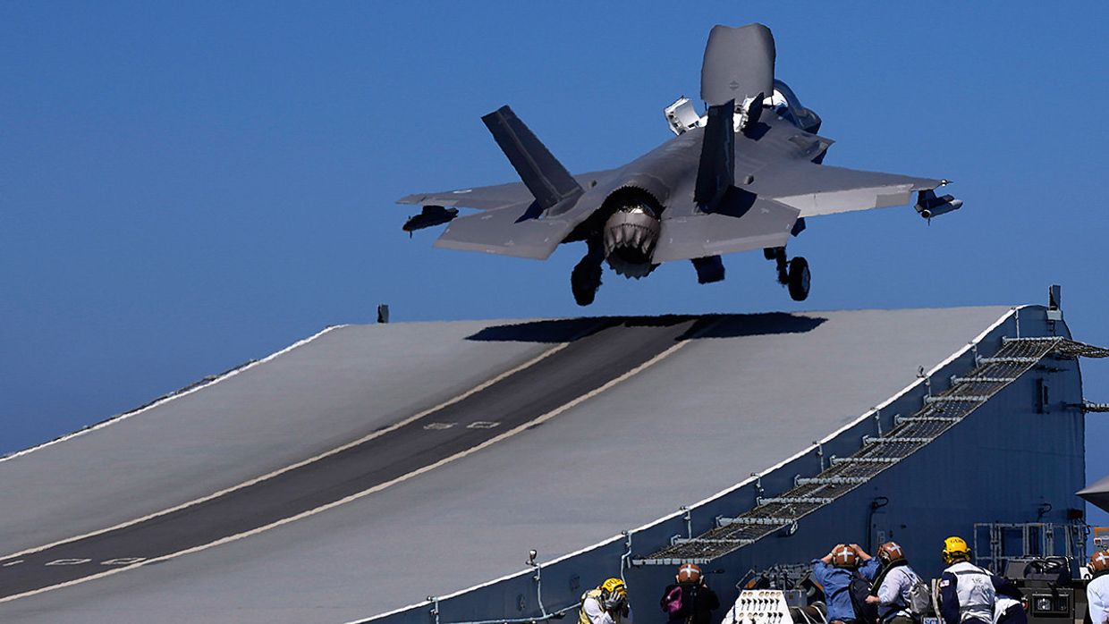 Истребитель F-35B взлетает с авианосца HMS Queen Elizabeth в Средиземном море