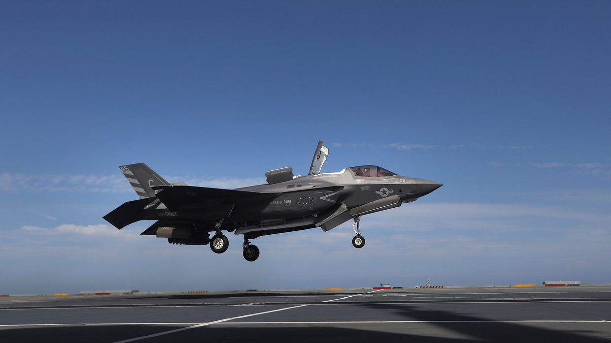 Истребитель F-35B взлетает с авианосца HMS Queen Elizabeth