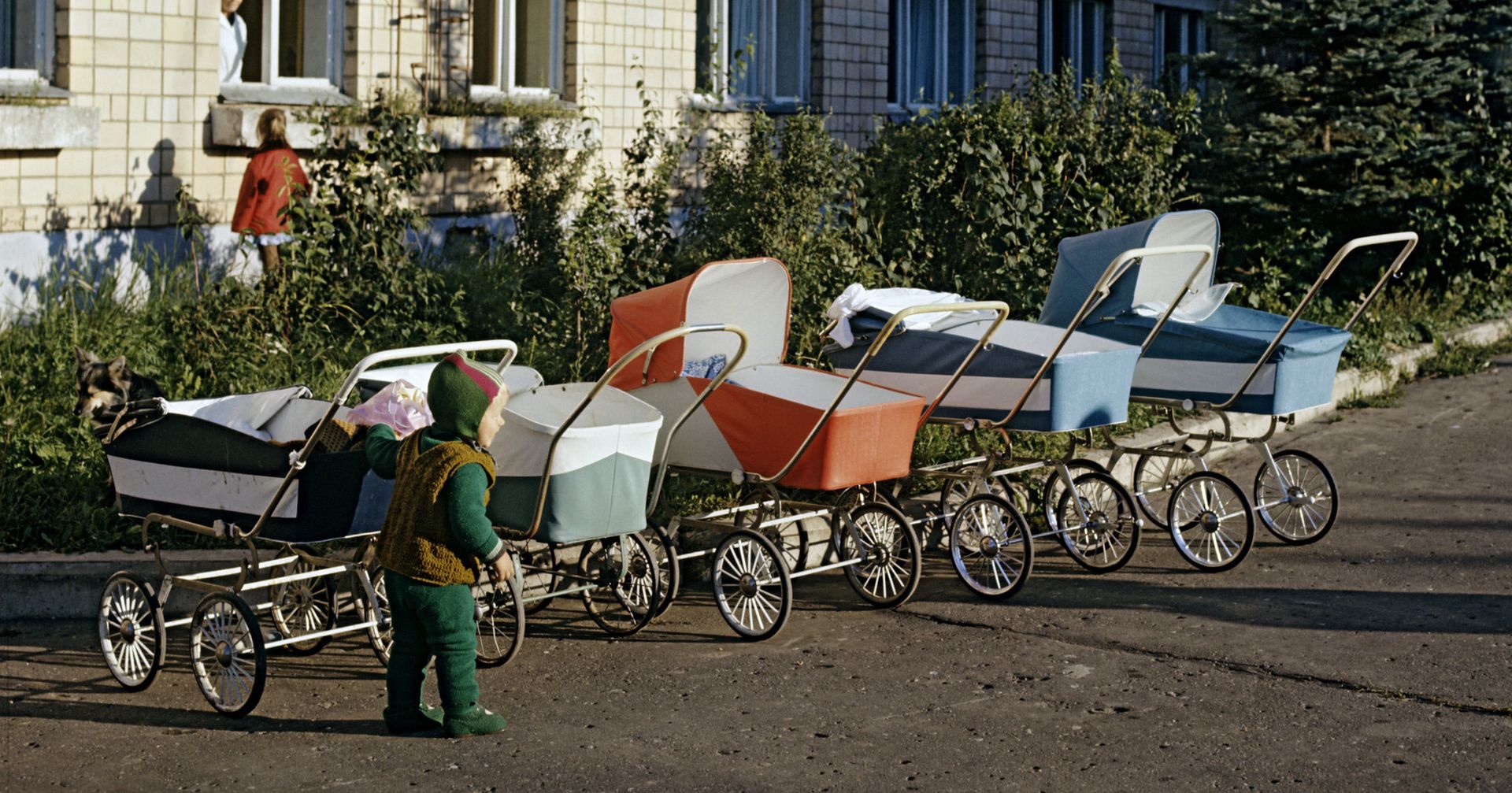 Детские коляски у поликлиники, 1974 год - ИноСМИ, 1920, 20.11.2021