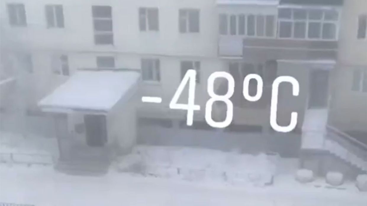 Российские дети гуляют во дворе при —48 градусах