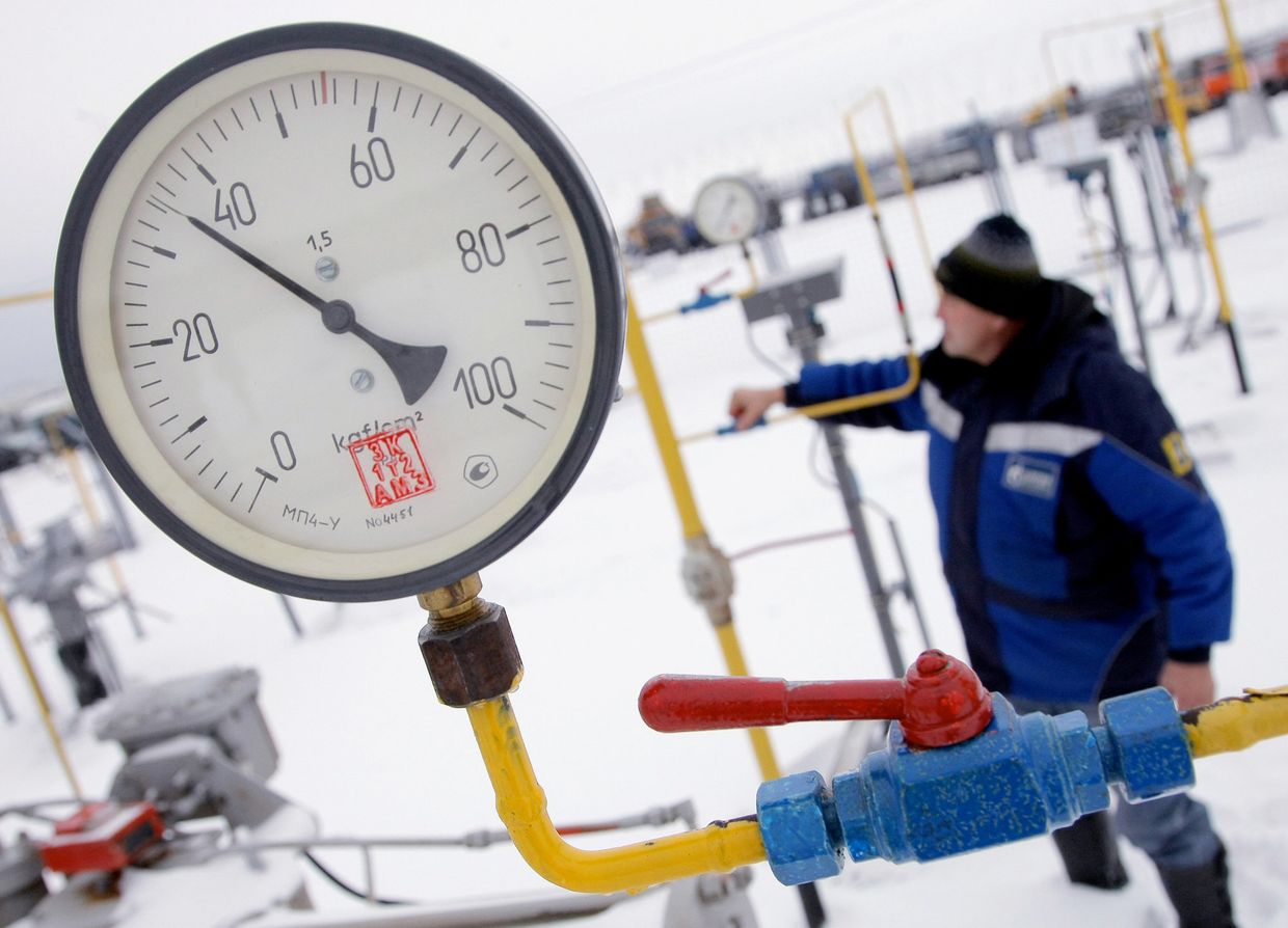 Рабочий на крановом узле газопровода