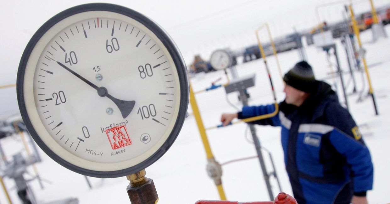 Рабочий на крановом узле газопровода