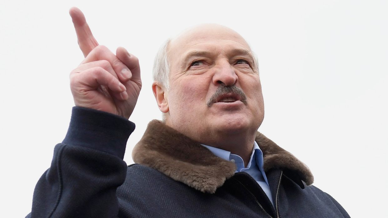 Президент Белоруссии А. Лукашенко посетил лагерь мигрантов на границе