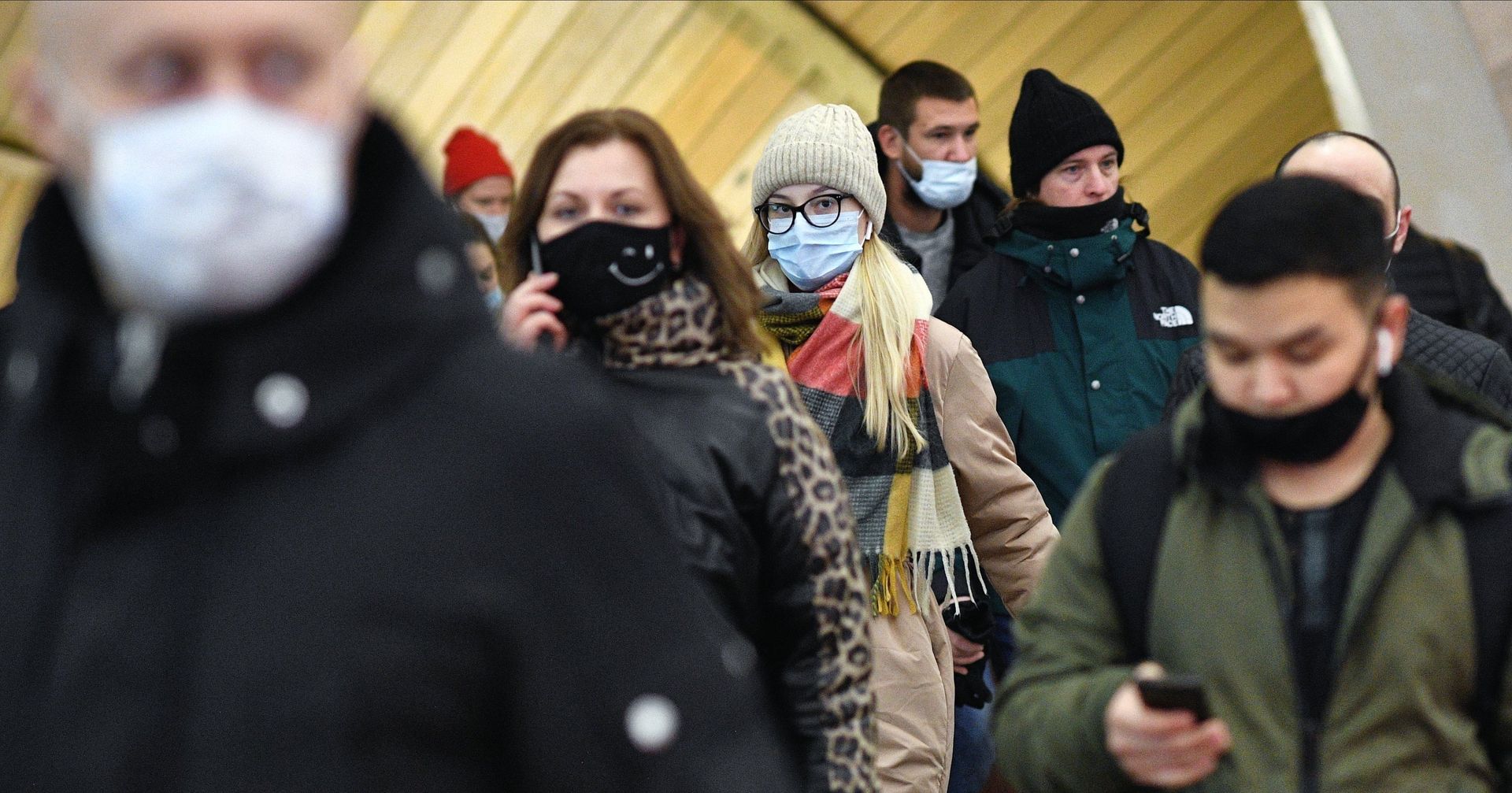Пассажиры в защитных масках на станции Цветной бульвар Московского метрополитена - ИноСМИ, 1920, 27.12.2021