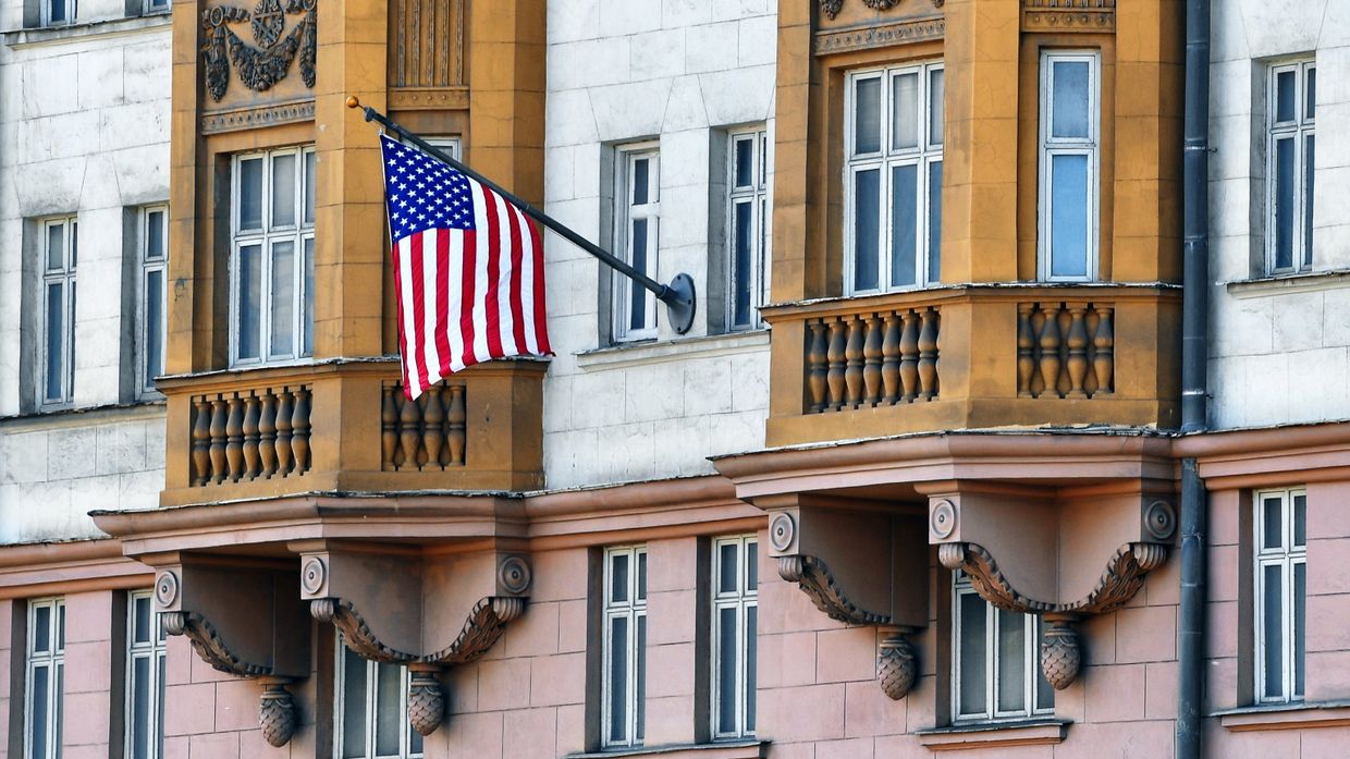 Государственный флаг США у американского посольства в Москве