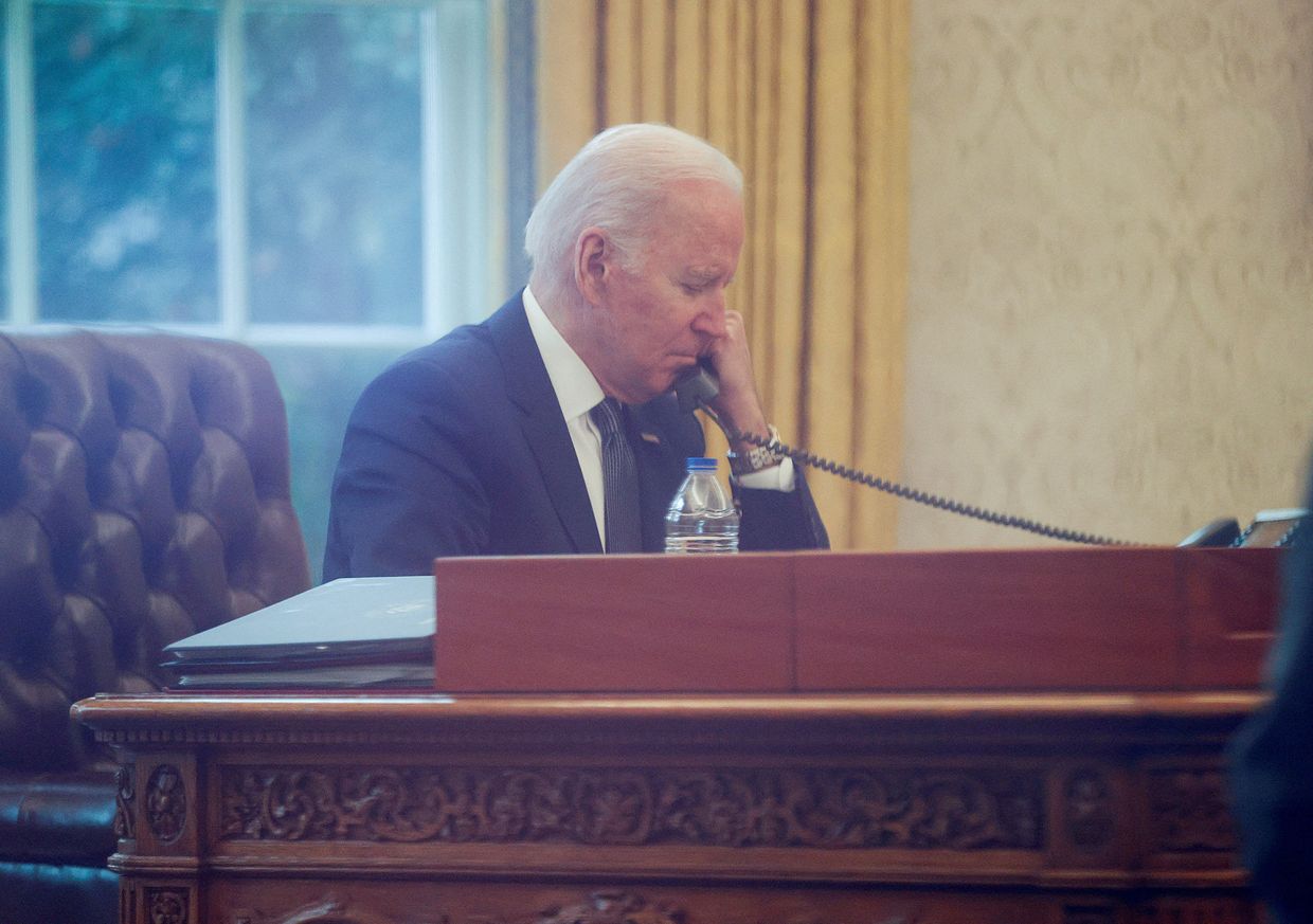 Президент США Джо Байден разговаривает по телефону с президентом Украины Владимиром Зеленским