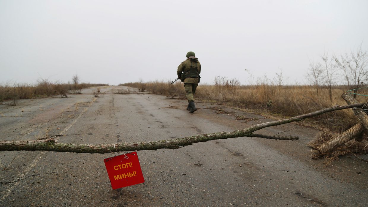 Военнослужащий вблизи Сентяновки, Луганская область
