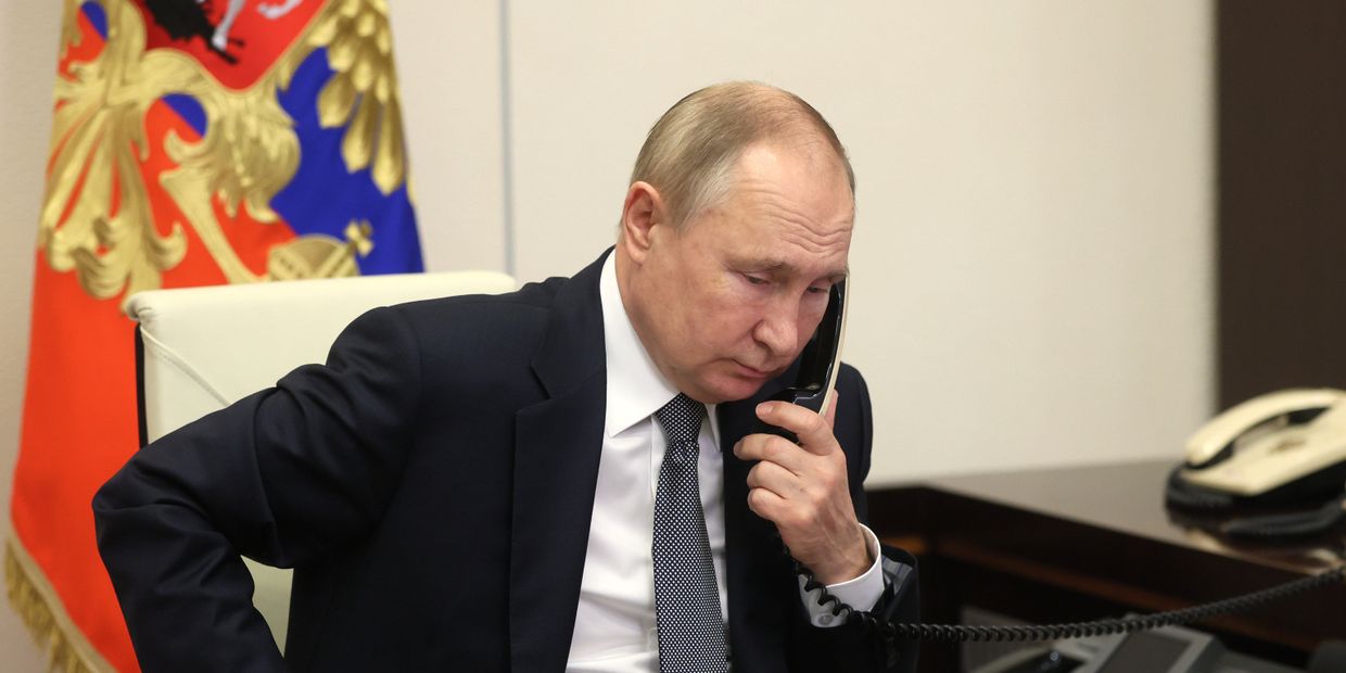Президент РФ Владимир Путин во время разговора по телефону