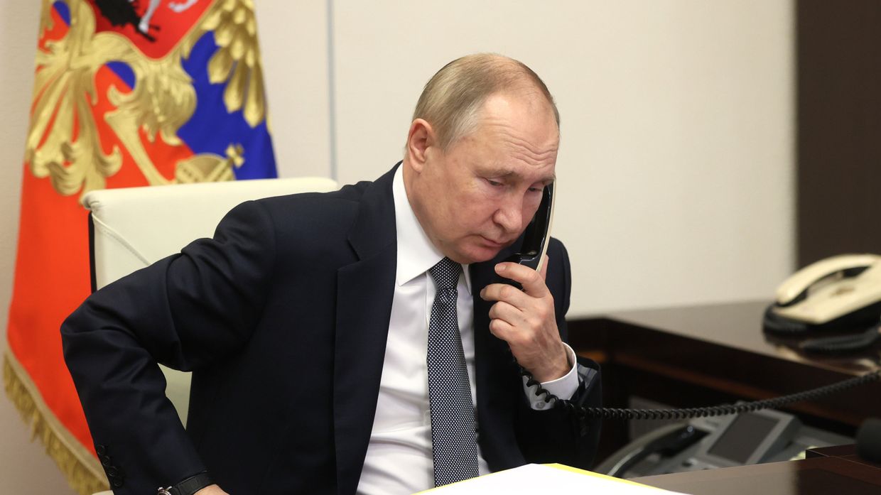 Президент РФ Владимир Путин во время разговора по телефону