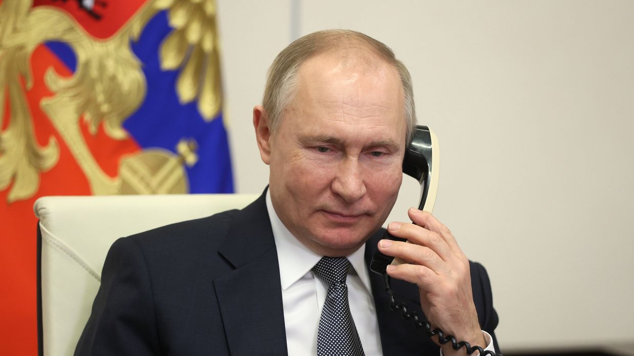 Президент РФ Владимир Путин во время разговора по телефону