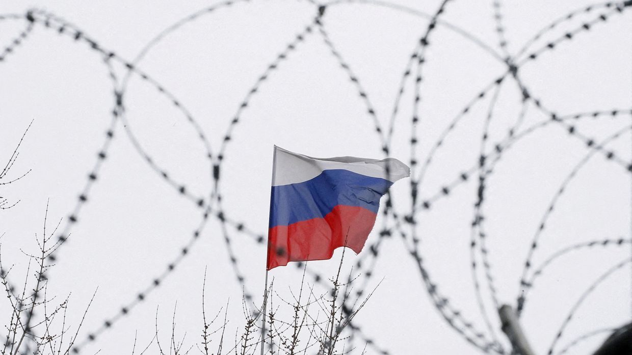 Российский флаг на крыше посольства России в Киеве