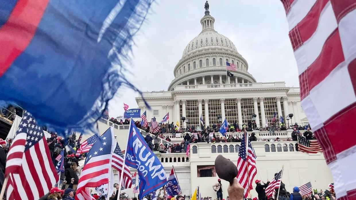 Участники акции протеста сторонников действующего президента США Дональда Трампа у здания конгресса в Вашингтоне