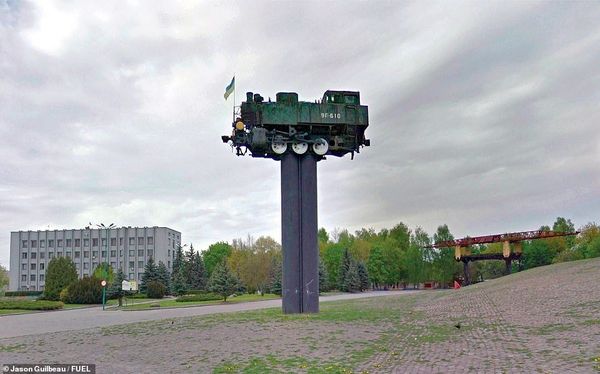 Советские монументы и уличные памятники