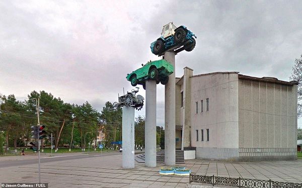 Советские монументы и уличные памятники