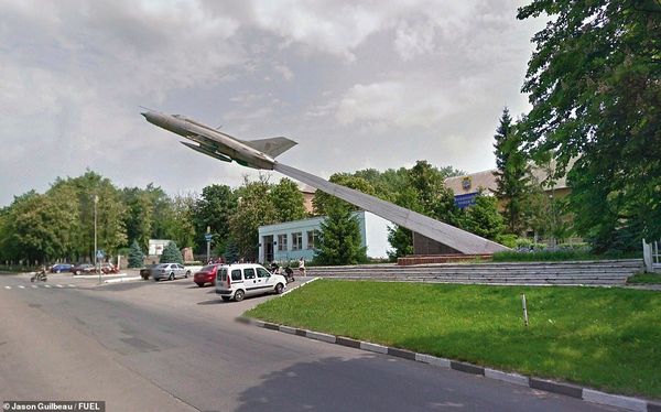Советские монументы и уличные памятники