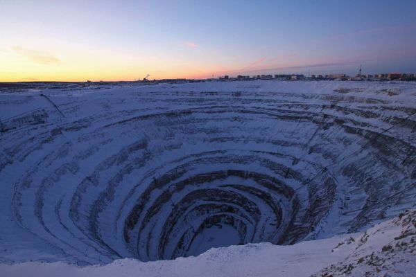 Месторождение алмазов в Якутии - кимберлитовая трубка Мир. Месторождение алмазов в Якутии - кимберлитовая трубка Мир.
