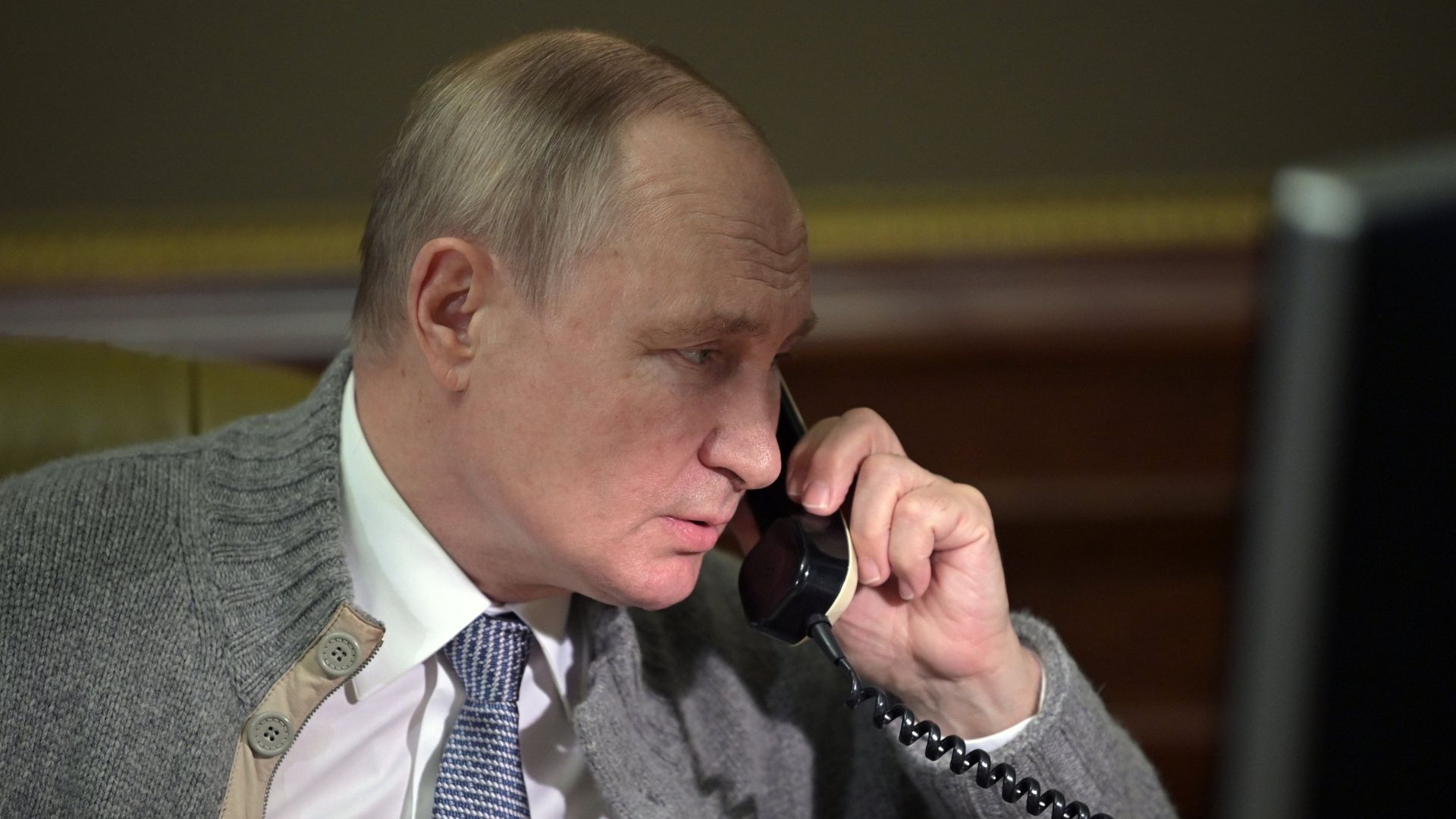 Президент РФ Владимир Путин во время телефонного разговора - ИноСМИ, 1920, 02.12.2022