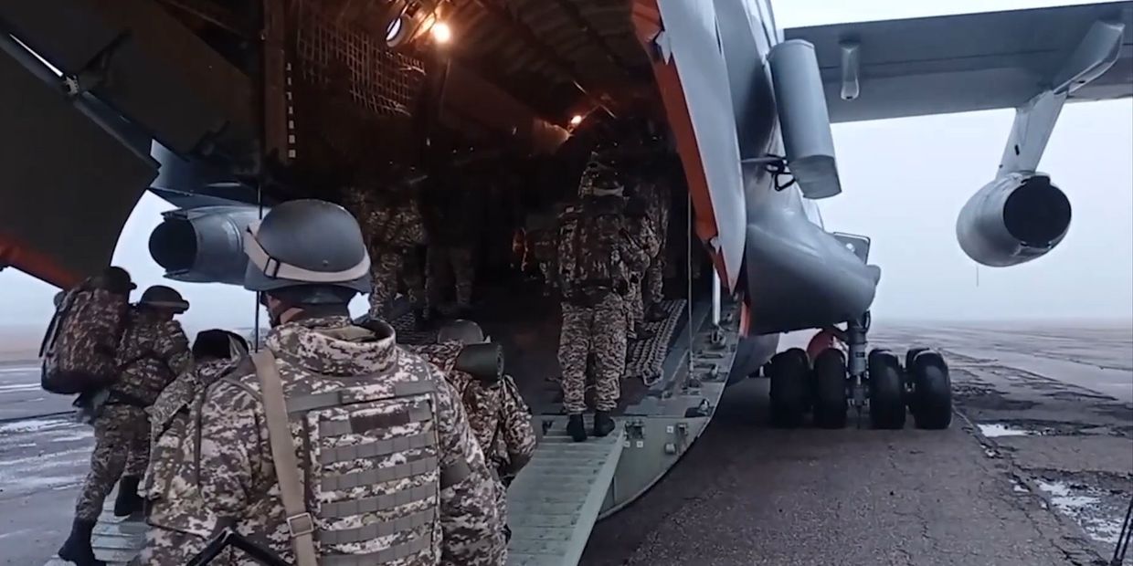 Миротворцы из Таджикистана, Армении, Киргизии вылетели в Казахстан