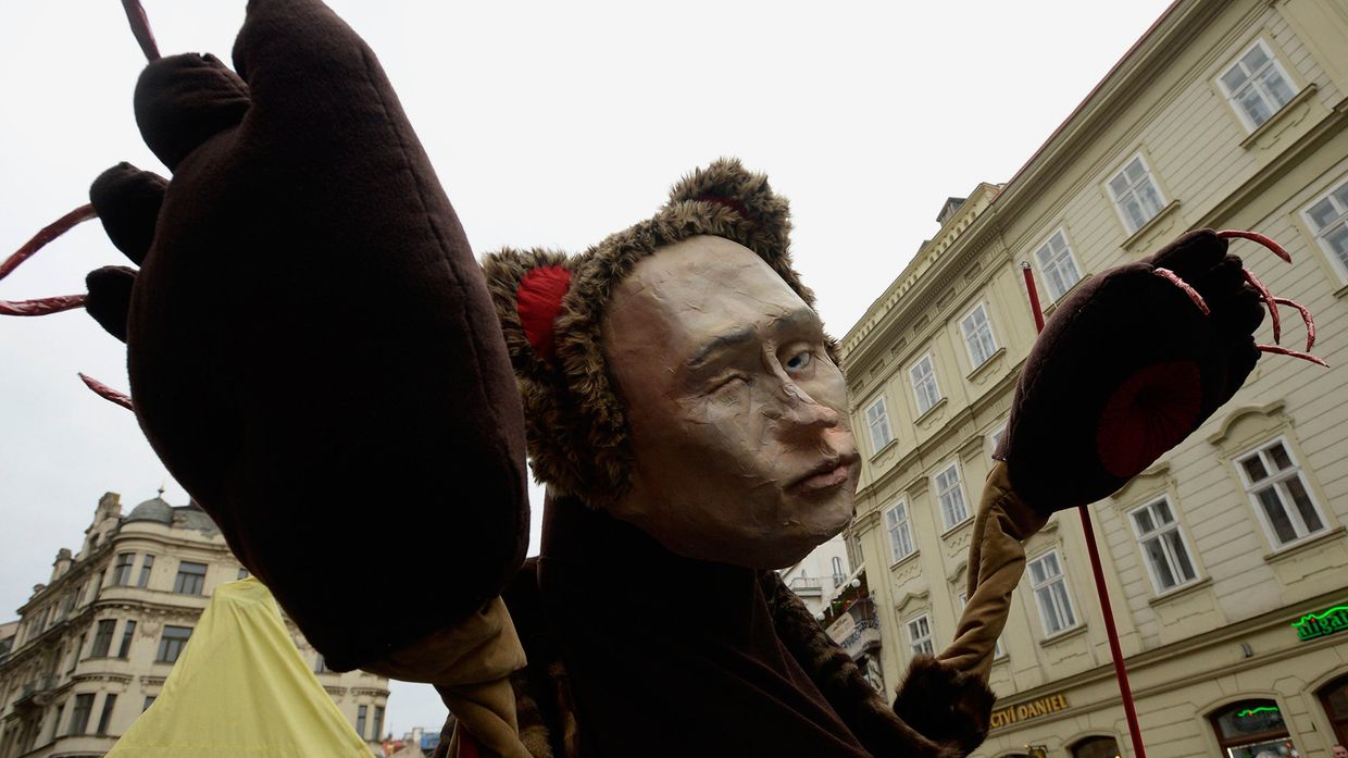 Изображение президента России Владимира Путина с медвежьими лапами во время карнавала в Праге